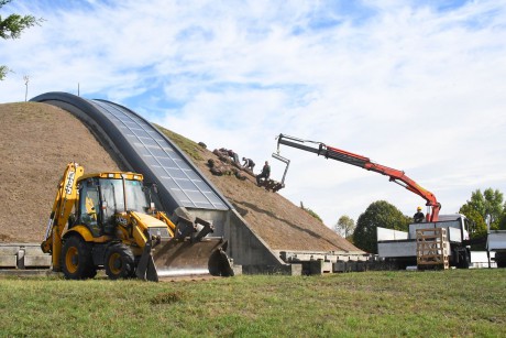 Varjúháj szőnyeget telepítenek a Béla úti temető ravatalozójának a tetejére